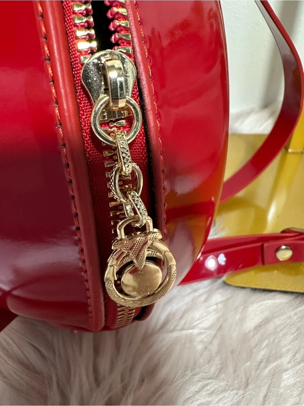 Red Apple-Shaped Women’s Backpack with Green Leaf Accent